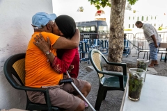 7.629.209.519. Un hombre y una mujer se abrazan en una tetería de Tetuán, Marruecos.