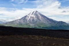 Tierra, aire, fuego y viento. Volcán Tolvachik en la península de Kamchatka, Rusia.